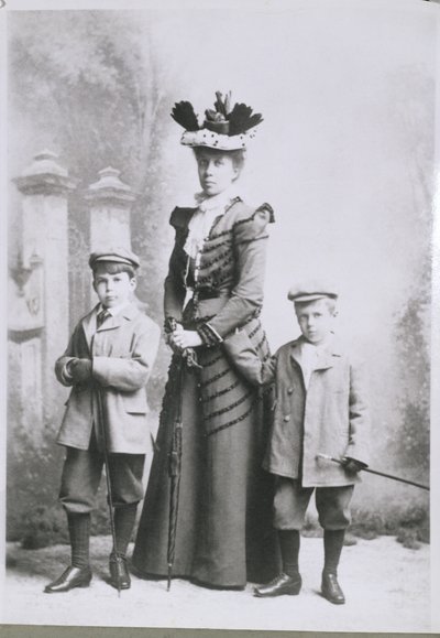 William Lawrence Bragg (1890-1971) mit seiner Mutter und seinem Bruder in Adelaide, ca. 1895 von Australian Photographer